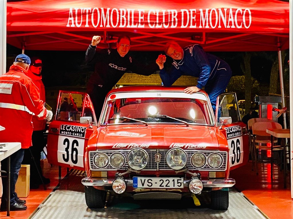 VAZ LADA 1500S var en af de mest almindelige biler i Østeuropa før murens fald, og den fandtes også i Danmark. Med denne 1977-model stiller det lettiske hold Agris Stanevics og Uldis Hmielevskis op i Danmark.
(Foto: Michael Eisenberg, Intercom)